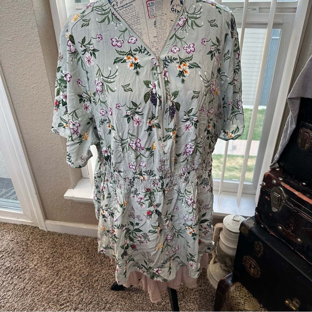 NWT-BloomChic Smocked Belt O-Ring Zip Neck. Beautiful Mint Green & Floral.